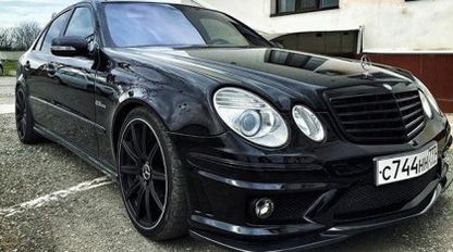 Предна тунинг броня за  Mercedes W211 E-Class (2002-2009) - AMG с черна решетка и халогени - View 2